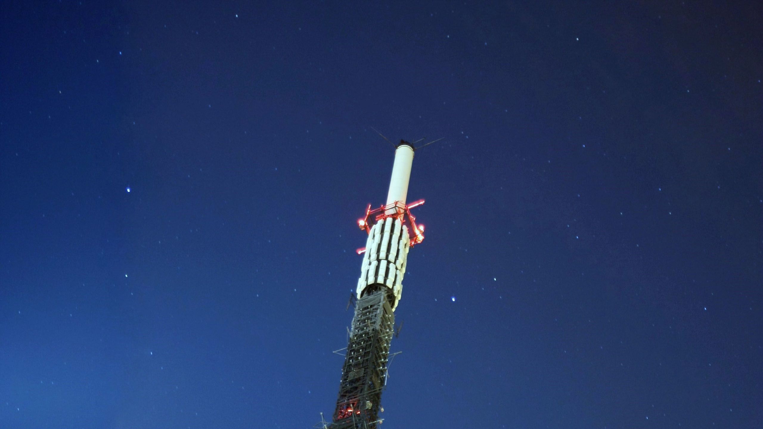 Crystal Palace Transmitting Station at Night by Tony Stamp All Outdoor Photography (CC BY-SA 3.0 <https://creativecommons.org/licenses/by-sa/3.0 via Wikimedia Commons)