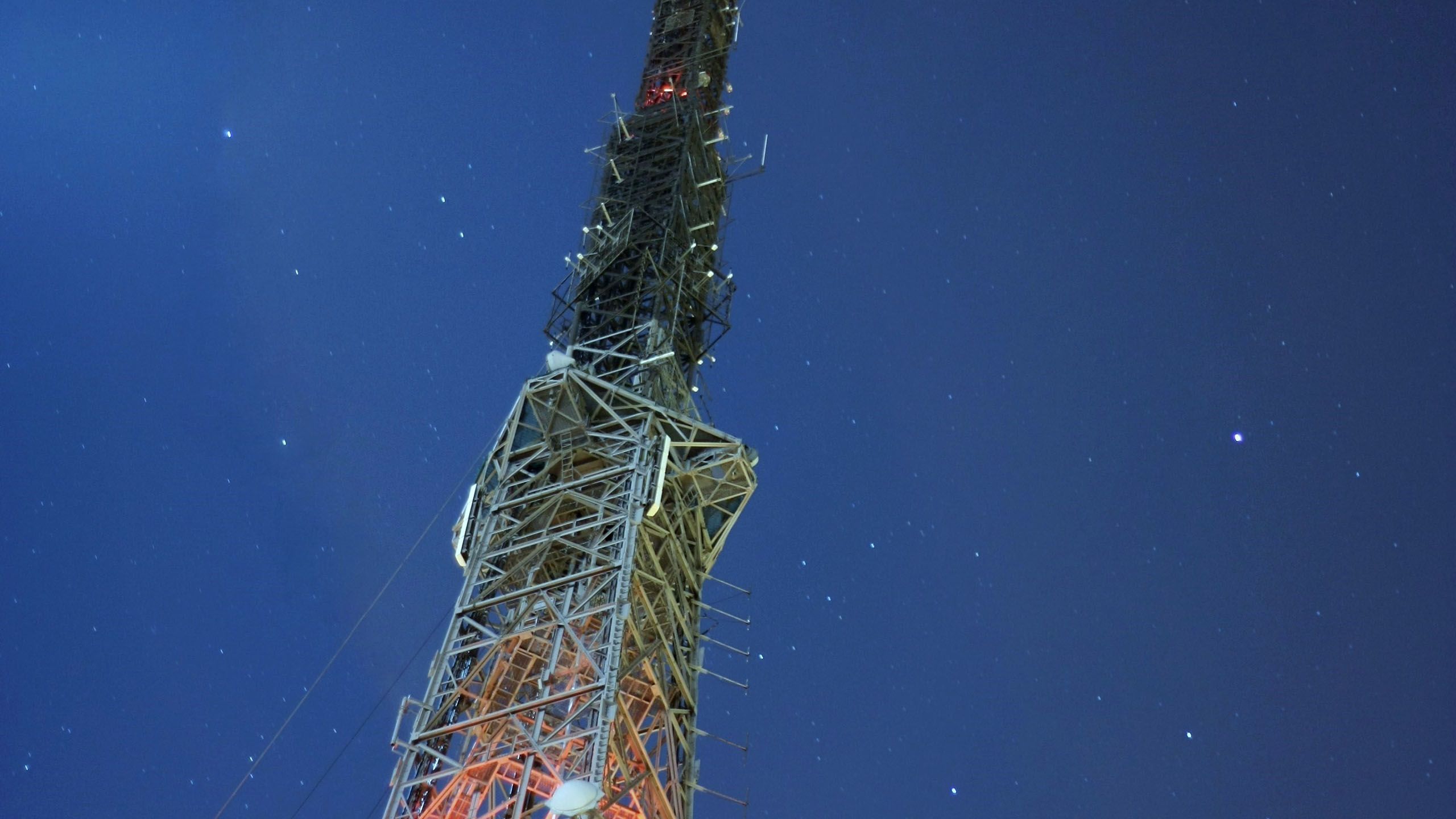 Crystal Palace Transmitting Station at Night by Tony Stamp All Outdoor Photography (CC BY-SA 3.0 <https://creativecommons.org/licenses/by-sa/3.0 via Wikimedia Commons)