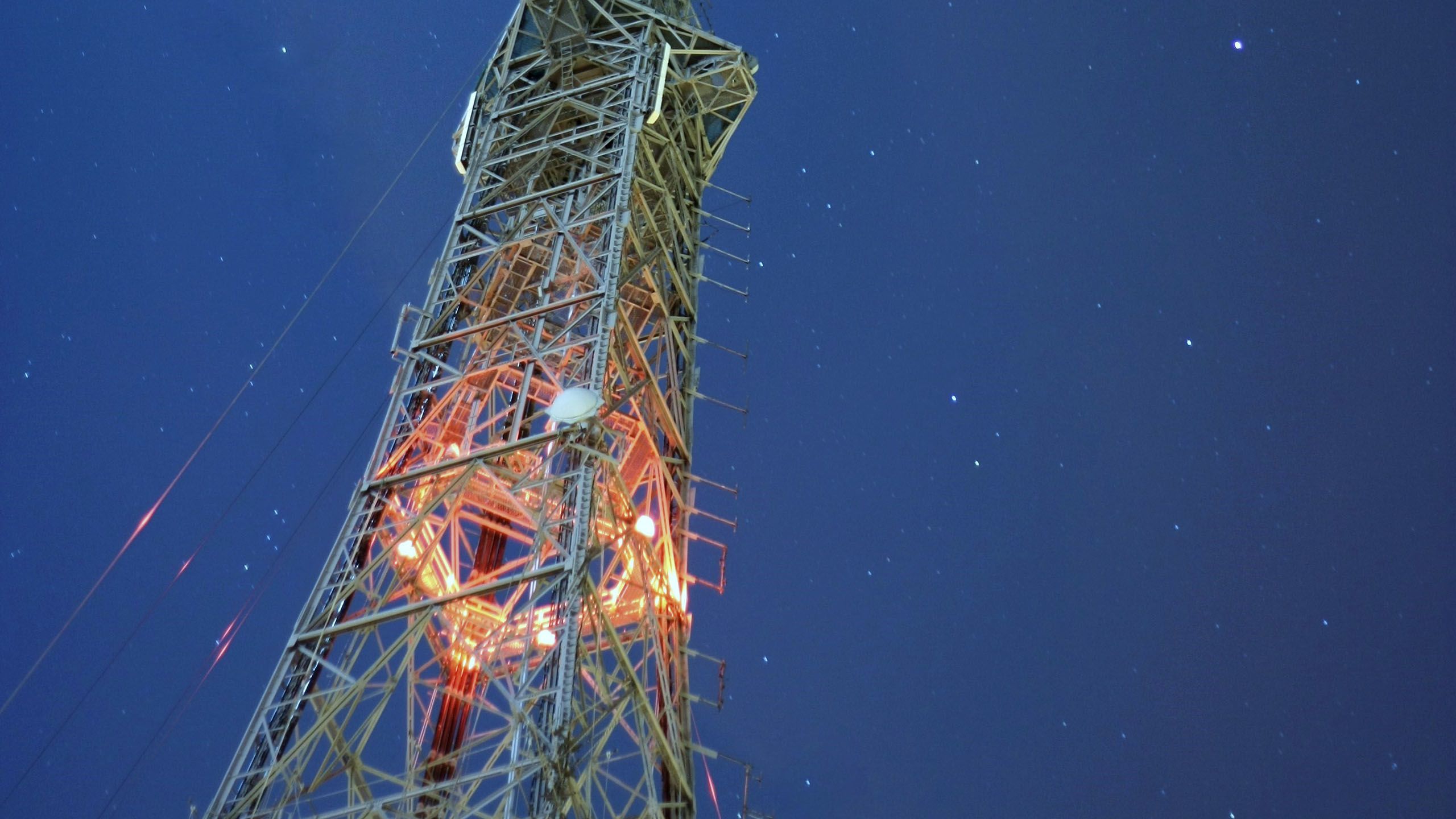 Crystal Palace Transmitting Station at Night by Tony Stamp All Outdoor Photography (CC BY-SA 3.0 <https://creativecommons.org/licenses/by-sa/3.0 via Wikimedia Commons)
