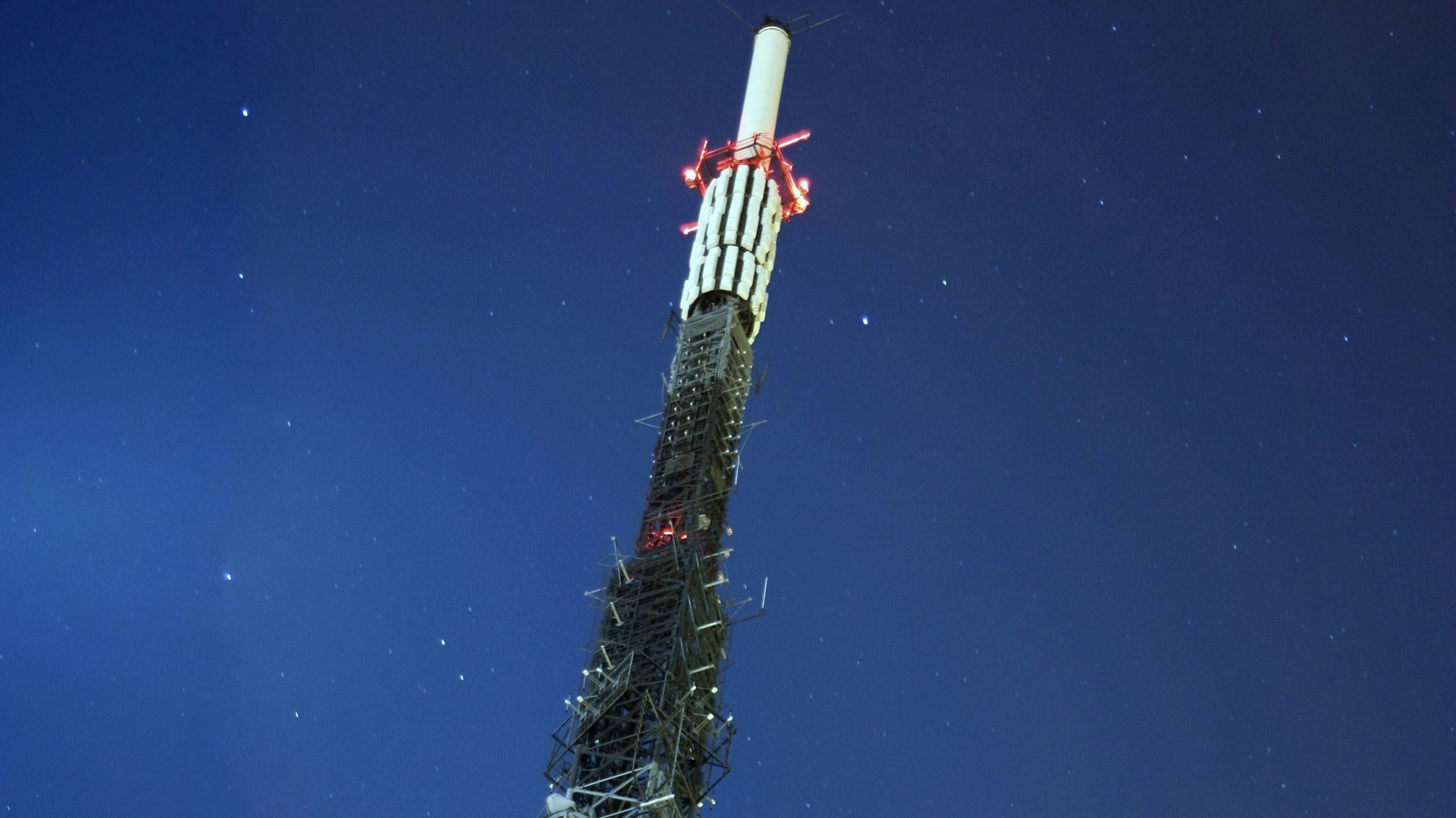 Crystal Palace Transmitting Station at Night by Tony Stamp All Outdoor Photography (CC BY-SA 3.0 <https://creativecommons.org/licenses/by-sa/3.0 via Wikimedia Commons)