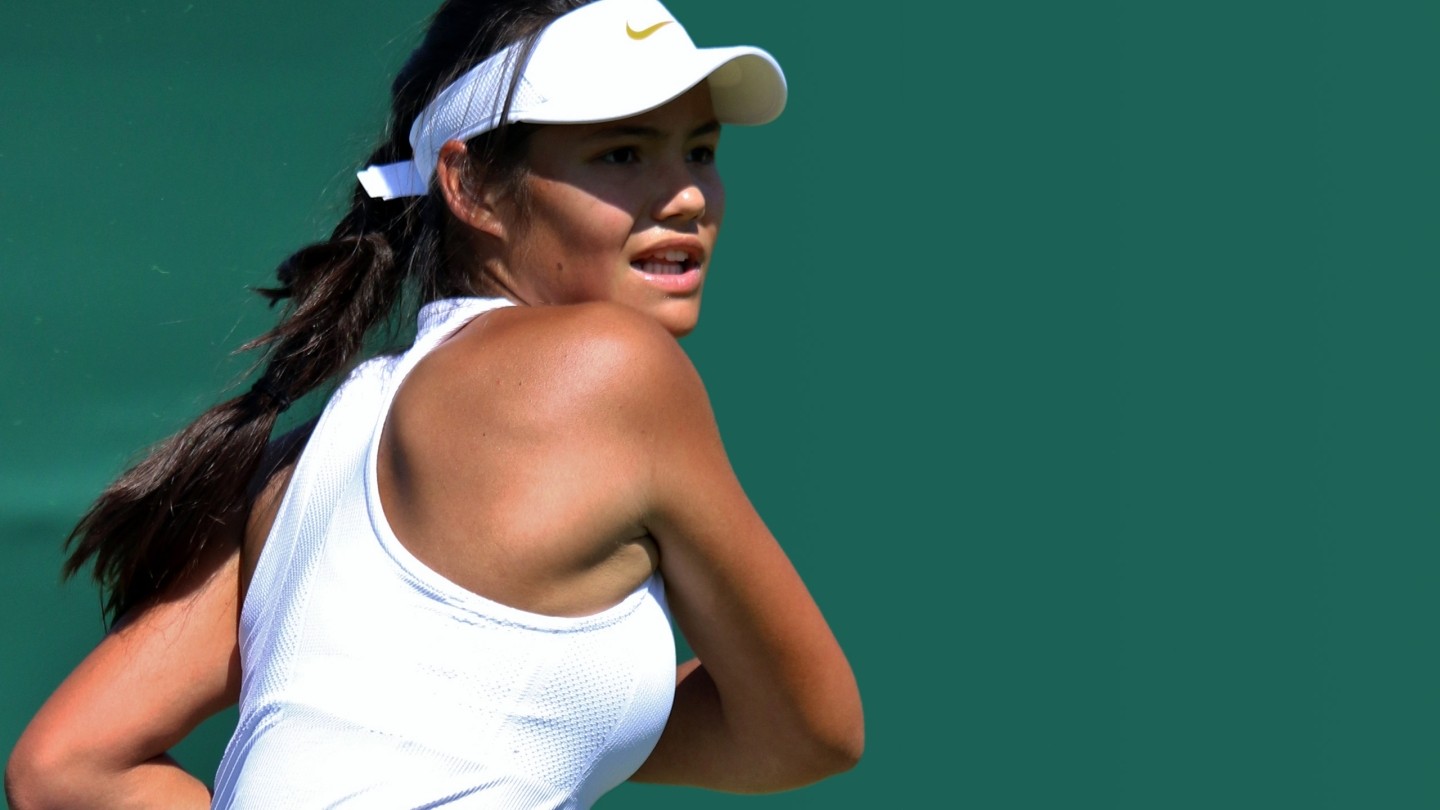 Emma Raducanu during a 2018 Wimbledon qualifying match, by Si.Robi