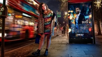 Rose Matafeo in Starstruck, dressed for a night out on a London street
